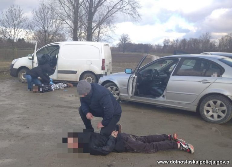 Policjanci odzyskali skradzione auto. Zaskoczonych złodziei zatrzymano w sąsiednim województwie [FOTO/VIDEO]