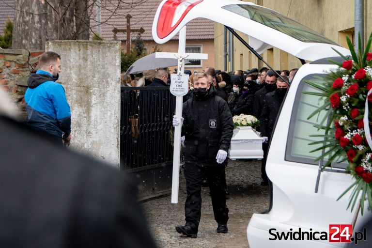 Pokochały ją tysiące ludzi. Tłumnie towarzyszyli Justynie Ciok w ostatniej drodze