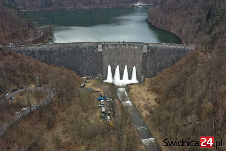 Większe zrzuty wody ze zbiornika w Lubachowie