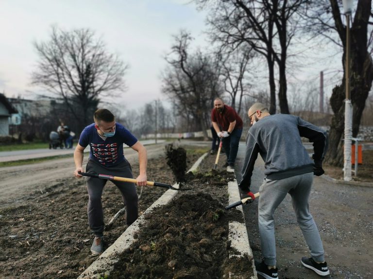 Mieszkańcy wspomogli prace na skwerze Carla Kulmiza [FOTO]