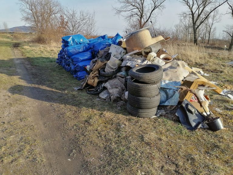 „Nie wyrzucajcie chociaż butelek przez okna samochodów”. W kilka tygodni zebrał prawie 20 ton śmieci