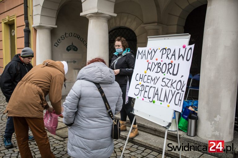 Zwrócili się o pomoc do europosłanki Zalewskiej. Z biura przyszła odpowiedź: „Można zmienić nazwę szkoły”