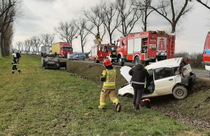 Wypadek na krajowej „trzydziestce piątce”. Jedno z aut dachowało