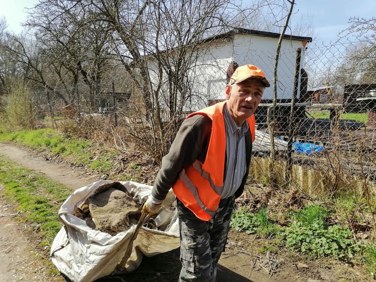 Na kolanach wygrzebuje wyrzucone butelki. Waldemar Woźniak nieustannie sprząta po brudasach [FOTO]