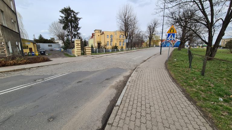 Czytelnik pyta: Czy fragment Wrocławskiej doczeka się asfaltu?