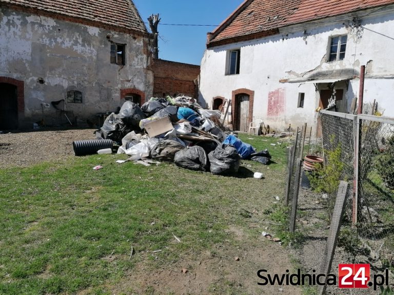 Zgromadzili górę śmieci na podwórzu. Sąsiadka zwróciła się o pomoc do policji i urzędników