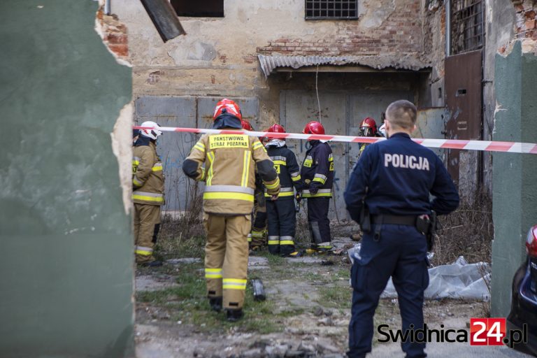 Beczki z nieznaną substancją w budynku przy Kotlarskiej [FOTO]