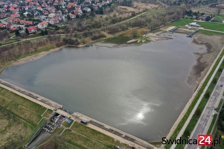 Na przywrócenie normalnego poziomu wody na zalewie Witoszówka trzeba jeszcze poczekać. Przedłużają się prace przy zaporze [FOTO]