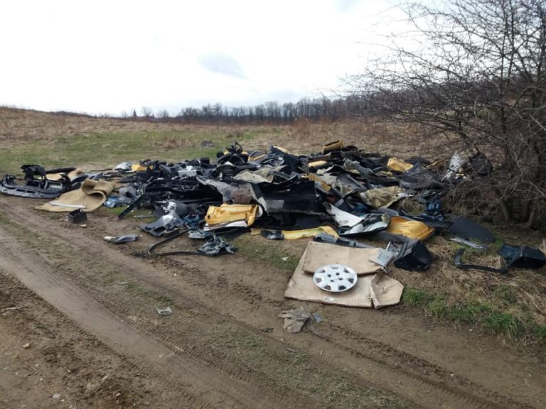 Ktoś rozebrał samochody i porzucił na polach. Poszukiwania sprawcy trwały miesiąc