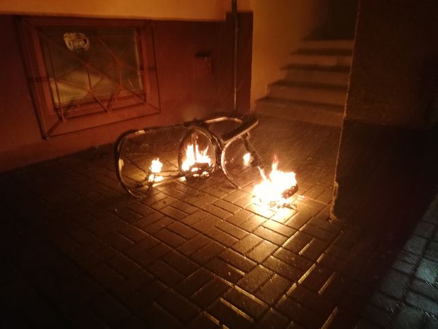 Ktoś podpalił dziecięcy wózek. Było o krok od tragedii