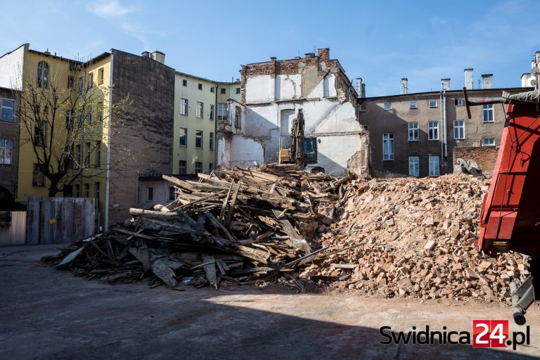 Grożąca zawaleniem ruina w centrum miasta została zburzona. Na rozbiórkę przeznaczono ponad 313 tys. złotych [FOTO]