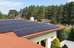 Samodzielny montaż paneli fotowoltaicznych – czy to zawsze dobry pomysł?