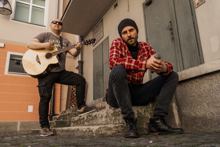 „Muzyka Mi Leży”. Świdnicki Ośrodek Kultury zapowiada cykl koncertów na dziedzińcu wieży ratuszowej