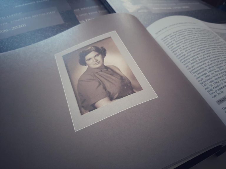Album poświęcony pamięci współzałożycielki Fundacji Krzyżowa