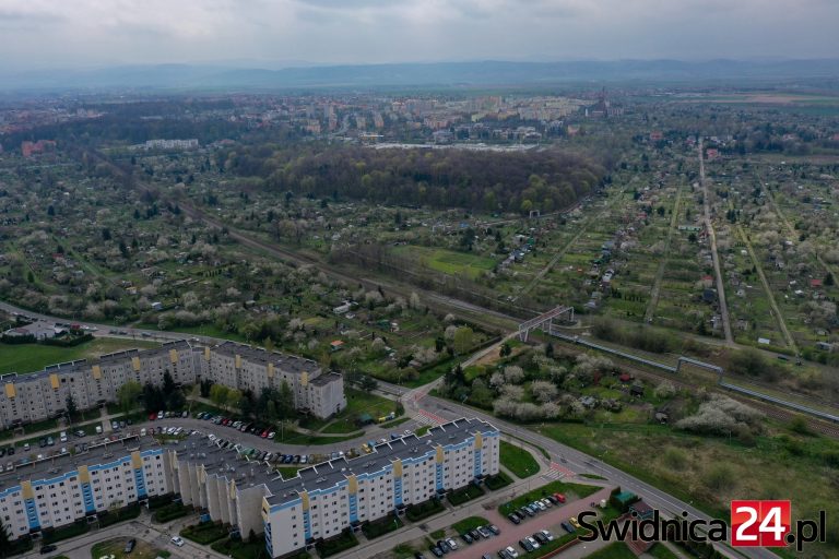 Co najmniej sześć godzin wisiał na ogrodzeniu. Opinia biegłego po śmierci bezdomnego