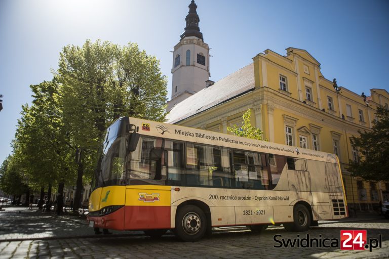 „Czytaj z Norwidem”. Mobilna biblioteka wyjedzie na świdnickie ulice [FOTO]