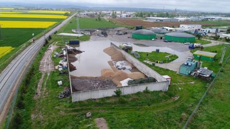 Teren biogazowni zalany po ulewie, mieszkańcy domagają się natychmiastowej kontroli. „Cuchnie na całą okolicę”