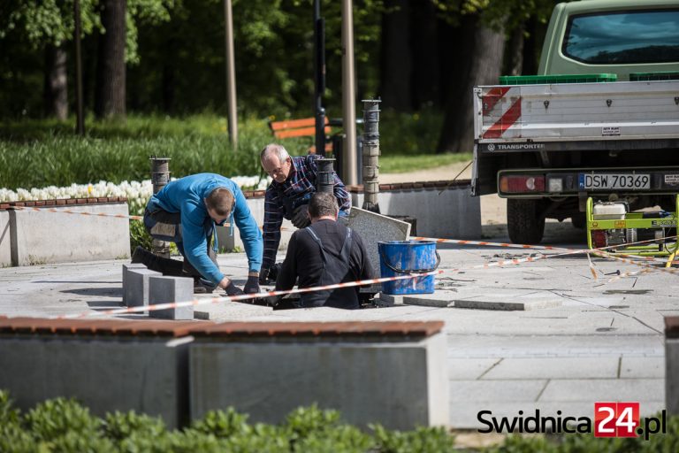 Naprawiają fontannę na skwerze przy Wałowej [FOTO]