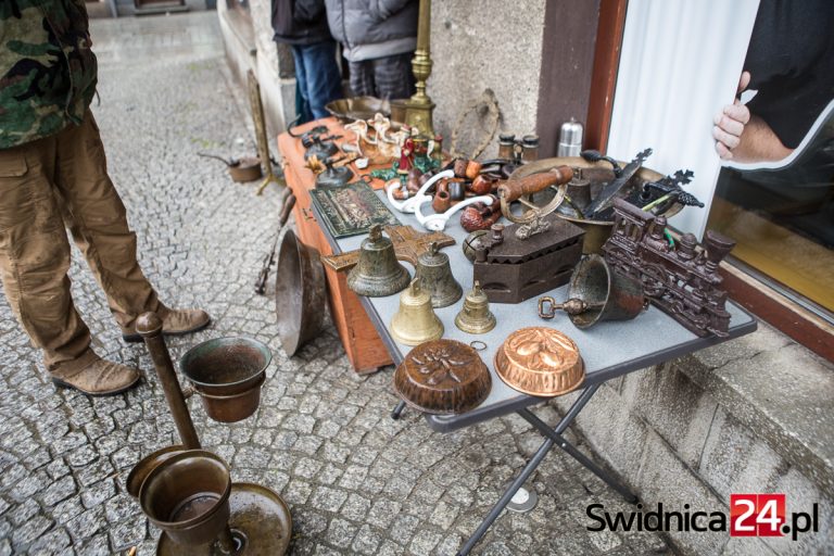 Wyjątkowo skromna i deszczowa giełda staroci [FOTO]