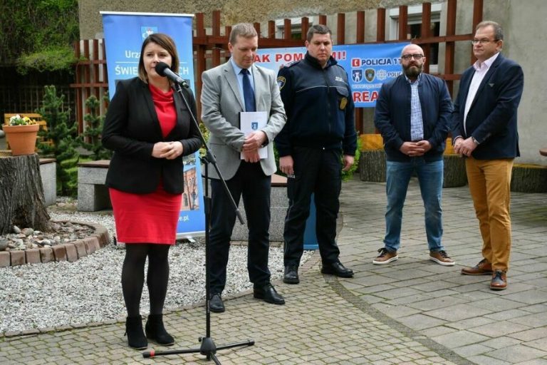 Jak wygląda znak „Pomóż mi”? Świebodzice włączają się w kampanię przeciw przemocy