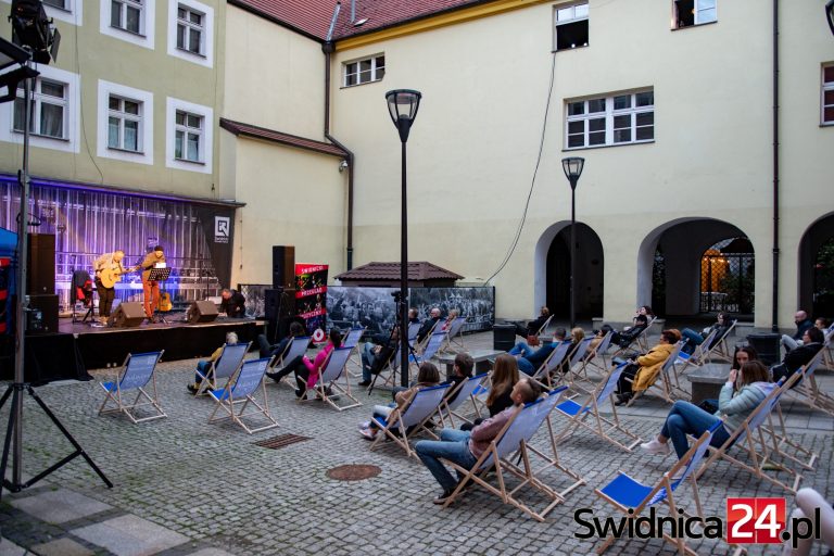 Blues-rockowe rozpoczęcie cyklu „Muzyka Mi Leży” pod wieżą ratuszową