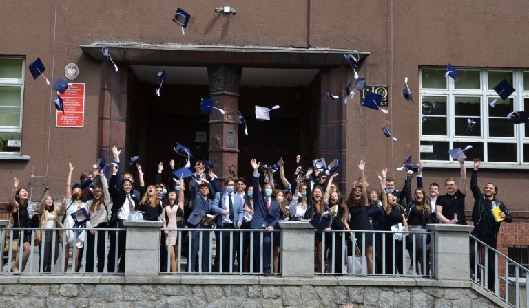 II Liceum Ogólnokształcące pożegnało absolwentów [FOTO]