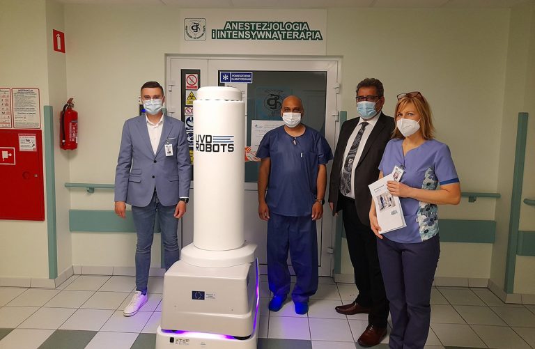 Innowacyjny robot do dezynfekcji UV dotarł do świdnickiego szpitala [FOTO]