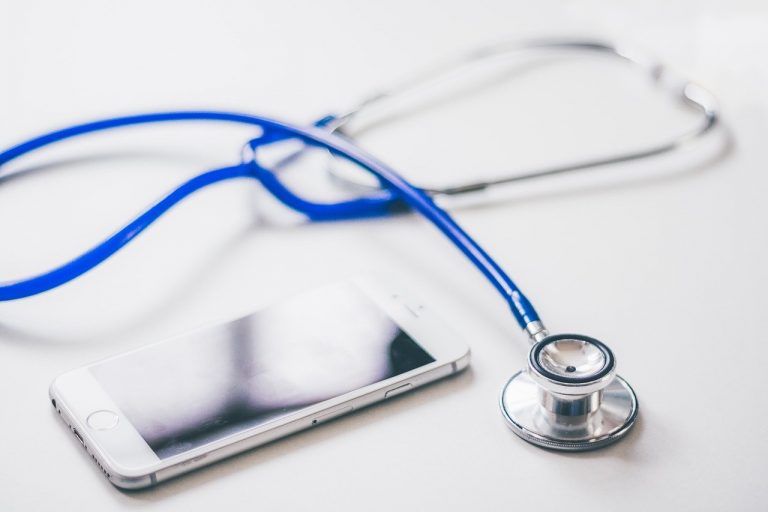 Nocna i świąteczna porada medyczna przez telefon? NFZ uruchomił Teleplatformę Pierwszego Kontaktu