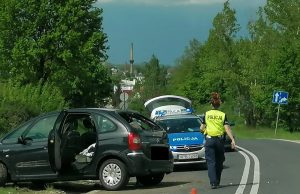 Samochód z dziećmi wpadł do przydrożnego rowu