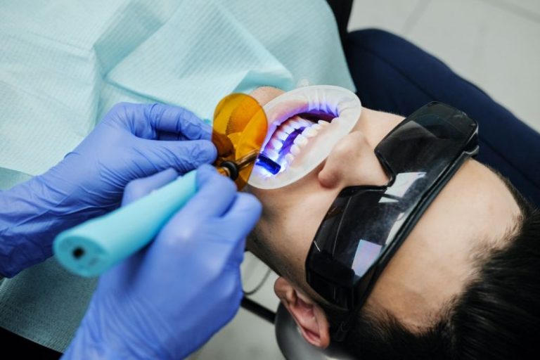 Od czego zależy cena implantu zęba w Krakowie?