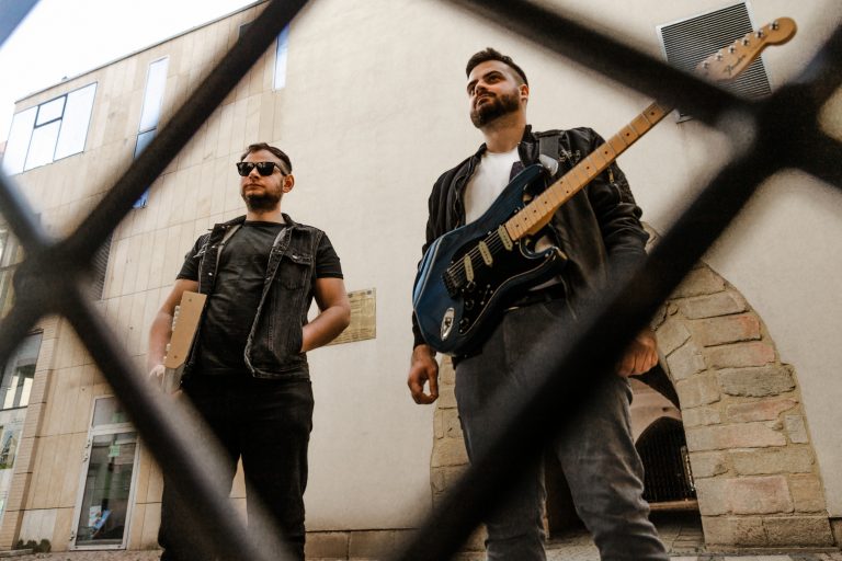 „Muzyka Mi Leży”. Bluefaces wystąpią na dziedzińcu wieży ratuszowej