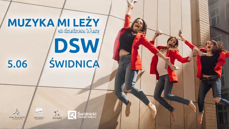 Popowe covery na dziedzińcu świdnickiej wieży ratuszowej