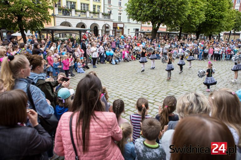 Najmłodsi opanowali centrum miasta. Dzień dziecka na świdnickim Rynku [FOTO/VIDEO]