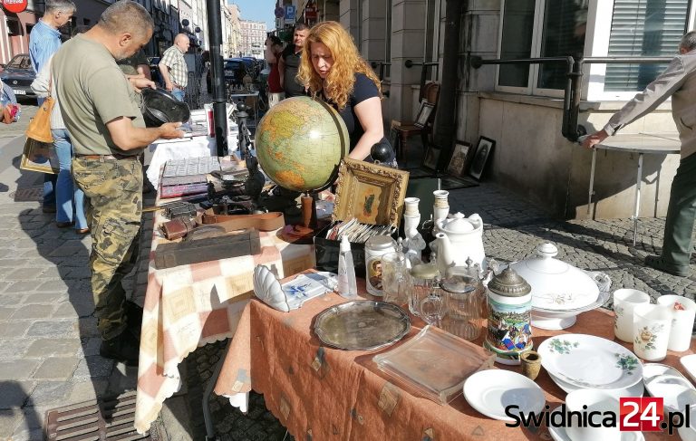 Od Lenina po dziadka z Wermachtu. Osobliwości i skarby na świdnickiej giełdzie staroci [FOTO]