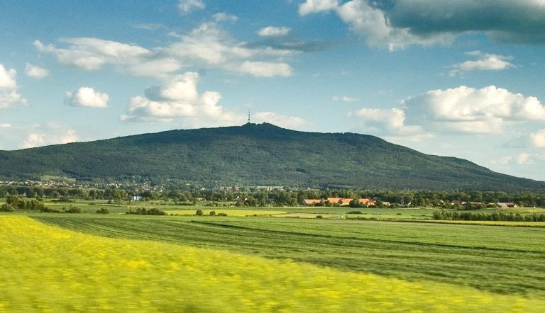 Koniec palenia ognisk i sztucznych ogni na szczycie Ślęży