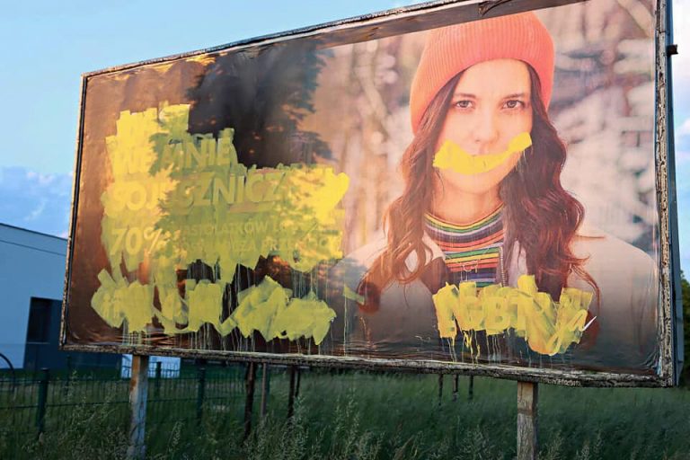 Zdewastowano billboard kampanii „LGBT+ja”. „Akt wandalizmu podszyty najprawdopodobniej homofobią”