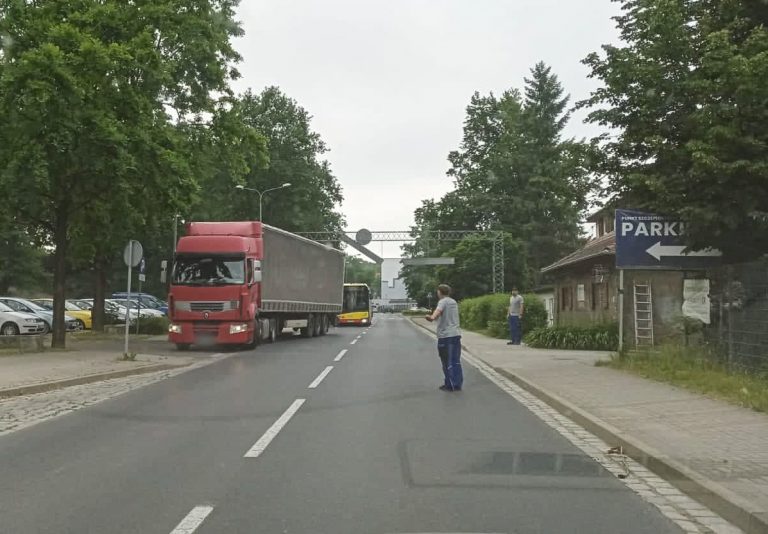 Ciężarówka uderzyła w bramownicę na Śląskiej [FOTO]