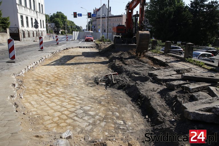 300 ton granitowej kostki wyjechało ze Świdnicy. Prezydent nie miała nic, by oferować do sprzedaży mieszkańcom
