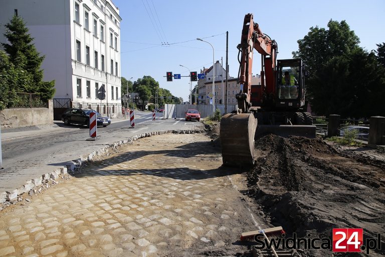 Remont alei Niepodległości przyniósł pierwszą niespodziankę [FOTO]