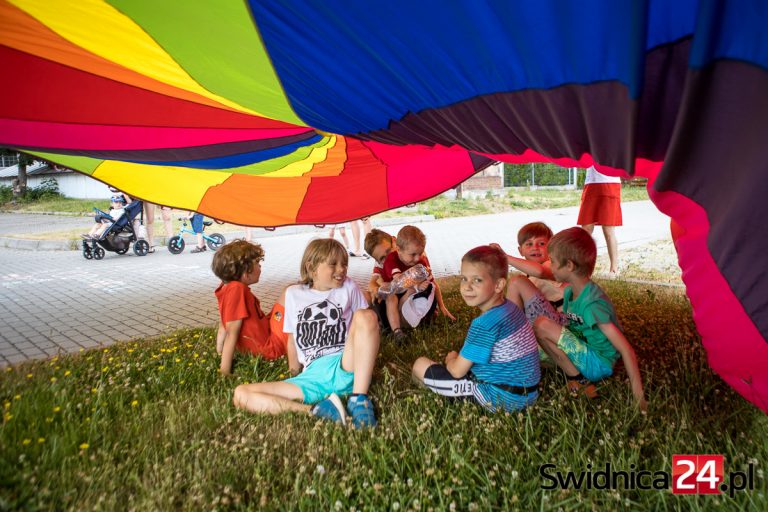 Wakacje w mieście nie muszą być nudne! Kolejna edycja „Lata na podwórku” już od poniedziałku