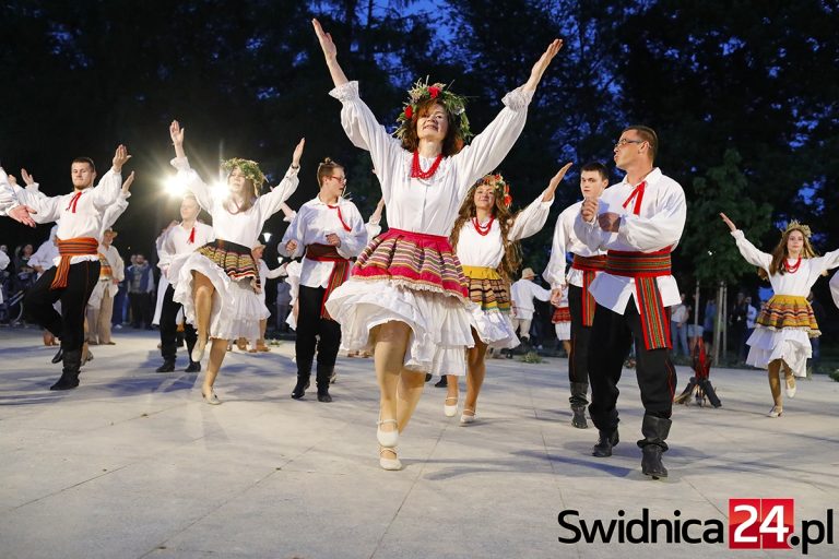 Noc świętojańska w Parku Centralnym. Widowisko obrzędowe i puszczanie wianków [FOTO/VIDEO]