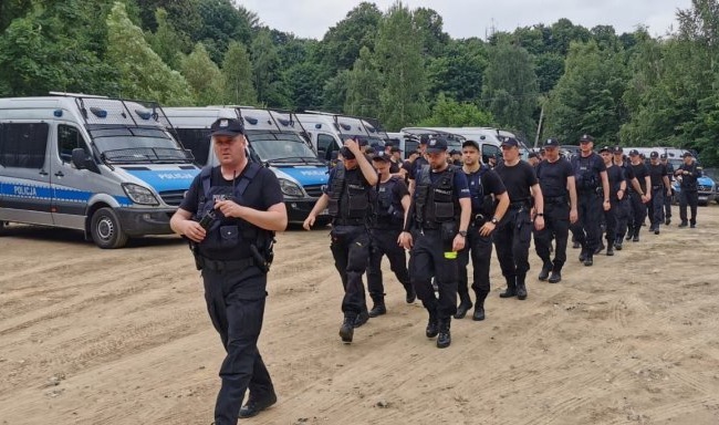 Akcja policji na terenie Książańskiego Parku Krajobrazowego. Szukali zabójcy ze Świebodzic [FOTO/VIDEO]