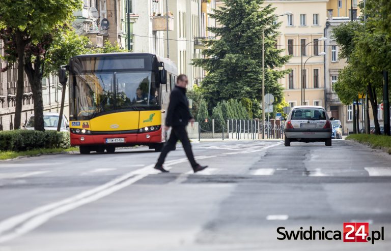 Kierowcy na plus, piesi wciąż z telefonem na przejściu