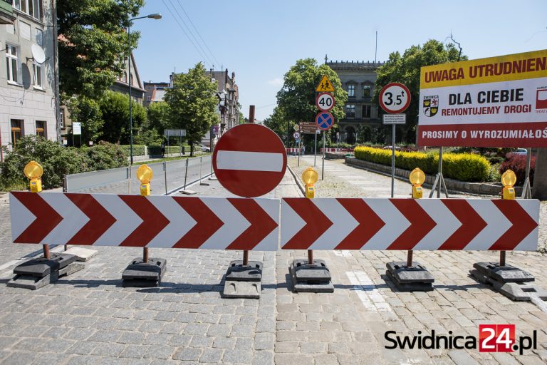 Remont al. Niepodległości. Kierowcy szukają drogi na skróty, policja pilnuje przestrzegania przepisów [FOTO]