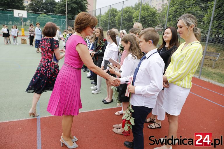 Wakacje czas zacząć! Ponad 4 tys. uczniów świdnickich podstawówek zakończyło rok szkolny [FOTO]