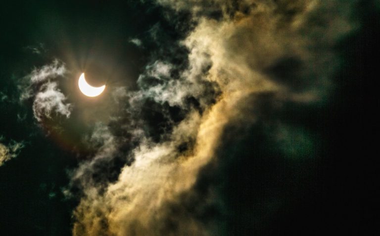 Częściowe zaćmienie Słońca już dzisiaj. O której patrzeć w niebo i jak obserwować zjawisko?