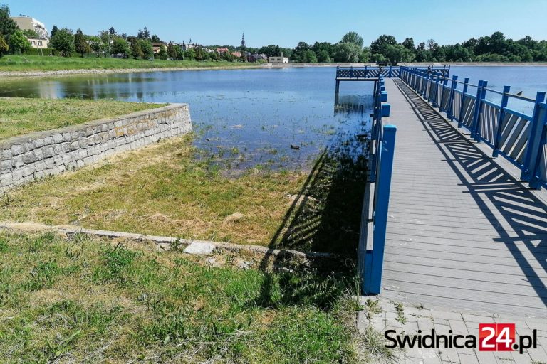 Powoli przybywa wody w zalewie Witoszówka. Świdniczanie wyczekują otwarcia bosmanatu [FOTO]