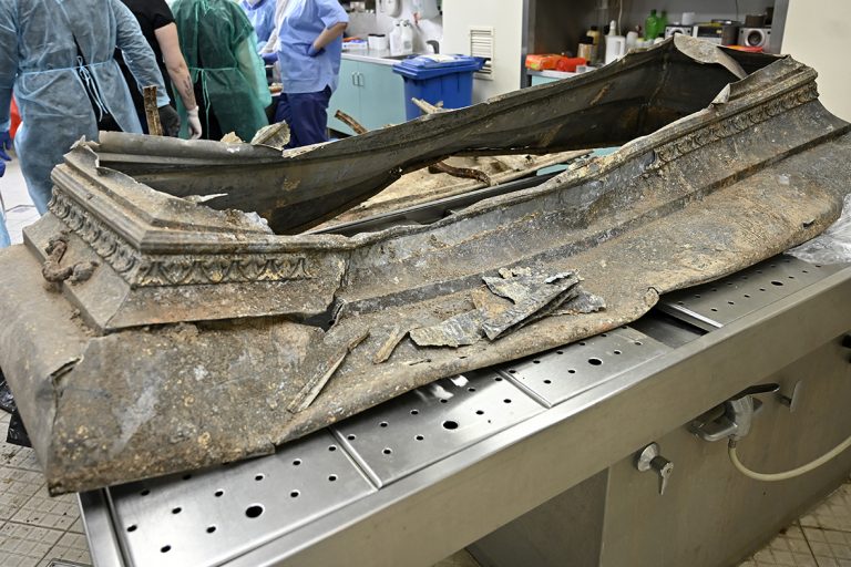 Zbadali szczątki pochowane w XIX-wiecznej krypcie przy pl. Ludowym. W trumnach nie było czaszek, ale odnaleziono łom