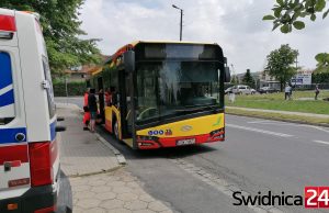 Pasażerka autobusu spadła z fotela i uderzyła w barierki