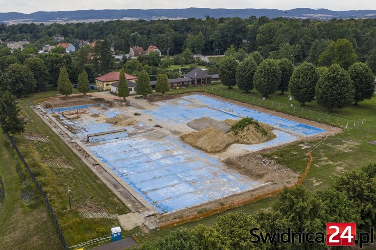 Modernizacja letniego basenu utknęła? Od dawna nie dzieje się nic [FOTO]